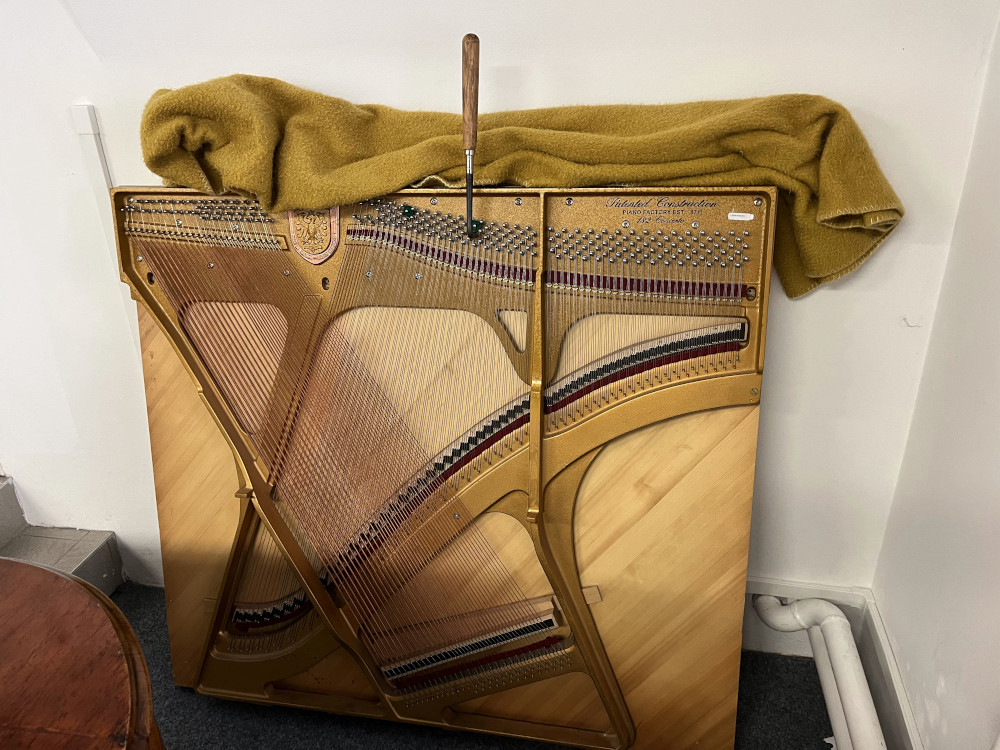 Bara� - zadn� konstruk�n� ��st pianina