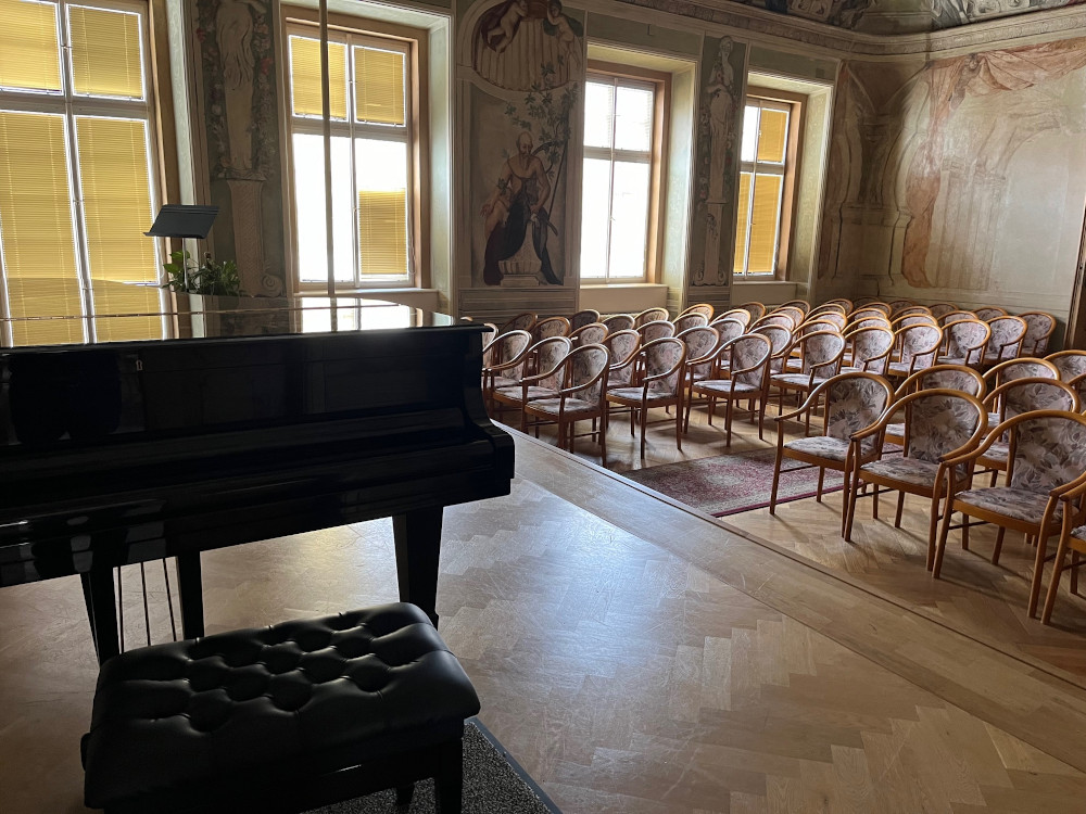 Koncertn� s�l konzervato� J. Deyla