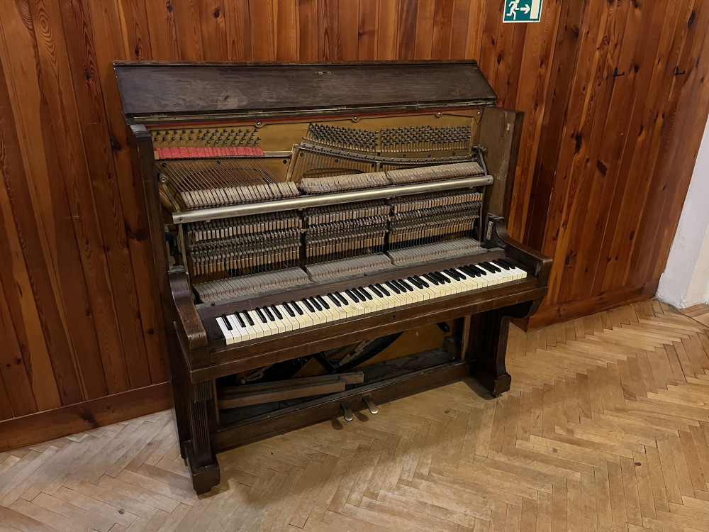 Penzion Diana - pianino po N�mc�ch, hrateln�, rok 1900-1930